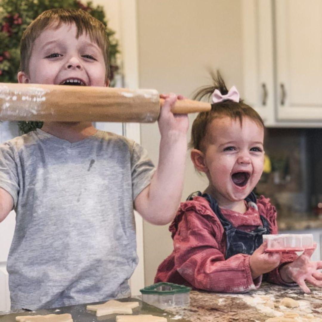 Előtte: Anya és apa puszilgatják a piros mackósapkába bújt babát a szabadban